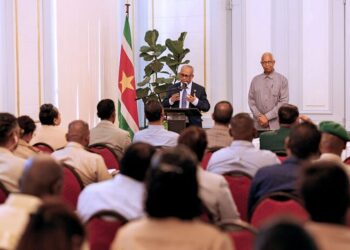 traditionele geneeskunde Minister Albert Ramdin van Buitenlandse Zaken, International Business en Internationale Samenwerking (BIBIS) heeft op woensdag 6 september 2023 op uitnodiging van de stuurgroep Ontwikkeling Traditionele en Integratieve Medische Systemen Industrie (OTIMISI), een toespraak gehouden voor stakeholders, meelezers en andere belanghebbenden over de ontwerpwet ‘Vaststelling van regels voor traditionele en integratieve geneeskundige diensten in Suriname’.
