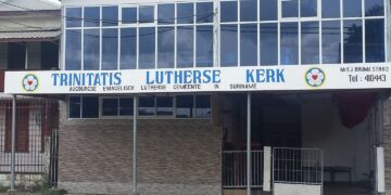 trinitatu lutherse kerk De TLK neemt hierin een kritische houding en staat samen met andere religieuze en maatschappelijke organisaties voor het ontwikkelen van programma’s om te komen tot een vredevolle samenleving. Als kerk midden in de Surinaamse gemeenschap maken wij ons ook ernstig zorgen over de huidige situatie in het land. Dagelijks zijn wij bezig met het blussen van brandjes in huishoudens, die niet kunnen voorzien in hun dagelijkse behoeften. In het kielzog van alle geweld en mensenrechtenschendingen is helaas racisme verder aangewakkerd. Continu nemen we onze verantwoordelijkheid vanuit het evangelie om bij te dragen aan dialoog en begeleiding om te komen tot wederzijdse verdraagzaamheid, natievorming en begrip tussen regering en volk.