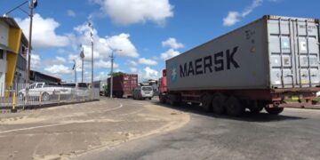 trucks “Onze wetgeving, vooral het Rijbesluit van 1957, bepaalt in artikel 31 de leden 1 en 2 dat de maximum toegestane asdruk op de geasfalteerde wegen 8 ton of 8000 kg bedraagt”, zei DNA-lid Radjendrekoemar Debie donderdag in het parlement tijdens de behandeling van de Wet Instelling Verkeersautoriteit.