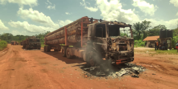 trucks gebrand web 1 Leden van het Regio Bijstand Team Midden (RBTM) hebben op vrijdag 3 november 2023 de voortvluchtige verdachte M.M. te Pikin Saron aangehouden.
