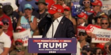 trump shot2 Een schutter die vorig jaar het vuur opende op Donald Trump tijdens een campagnerally had volgens een Senaatsrapport voorkomen kunnen worden. Het zondag gepubliceerde rapport spreekt van een opeenstapeling van vermijdbare fouten en zware nalatigheid binnen de Amerikaanse Secret Service.