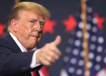 trump web 1 Rusland mag "doen wat het maar wil" met NAVO-landen die minder aan hun defensie uitgeven dan de door het bondgenootschap afgesproken richtlijn van 2 procent van het bruto binnenlands product. Dat heeft de Amerikaanse oud-president Donald Trump zaterdagavond gezegd op een verkiezingsbijeenkomst in Conway, in de staat South-Carolina.