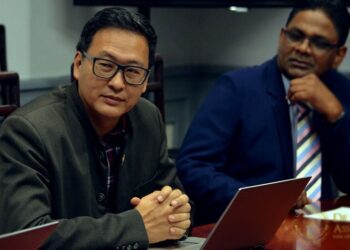 tsang dna web 1 De NDP-fractie heeft afelopen week tot twee keer toe een openbare vergadering geboycot. Zowel dinsdag als donderdag was de fractie afwezig, waardoor er geen quorum was om de vergadering door te laten gaan. “We willen dat de wijziging van de kiesregeling op de agenda wordt gebracht”, meent NDP-parlementariër Stephen Tsang.