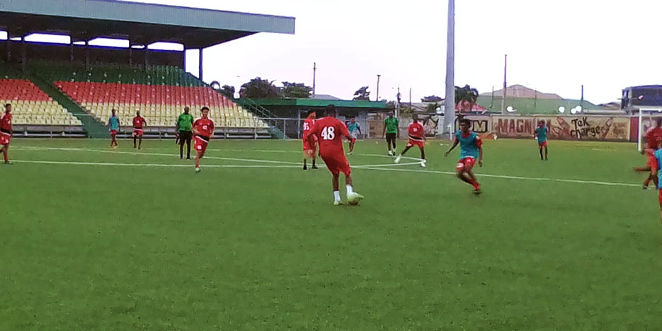 u 20 natio web 1 Binnen een paar dagen maakt Suriname’s bondscoach Stanley Menzo de eindselectie, voor de aankomende WK-kwalificatiewedstrijden, bekend. De voorselectie riekt wel naar iets onaangenaams: een gebrek aan oprechte aandacht en respect voor lokale Natio-kandidaten...