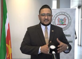 uraiqit ramsaran 3 NVB is al enige tijd ontevreden over de tarieven die worden gehanteerd, omdat zij naar hun inziens niet kostendekkend zijn voor de bushouders. Ook de betalingen die niet op tijd worden gedaan, is voor hen een heikel punt. "Wij hebben vanaf de dag van kennismaking gesprekken gehad met de directie en RVC van de NVB en met deskundigen die de tarieven moeten berekenen voor de bus- en boot tarieven. Wat we hebben gemerkt is dat het kostenplaatje van de NVB veel hoger ligt dan wat wij innen aan tarieven", merkt Ramsaran op.