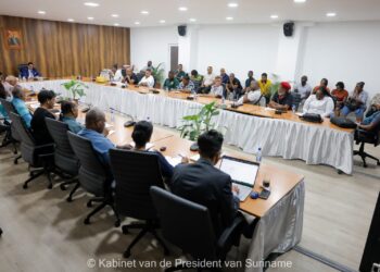 vakbonden en chan De regering is bereid om samen met de vakbonden de belastingschijven aan te passen en een extra tegemoetkoming uit te keren aan personen in de onderste schijf. Dit is bedoeld om de extra uitgaven na de invoering van de gewijzigde Wet op de Belasting Toegevoegde Waarde op te vangen. Dat heeft de regering bekendgemaakt.