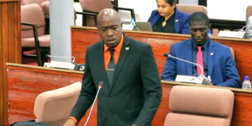 van samson web 3 De komst van het Chinese aluminiumbedrijf Chinalco naar Suriname is het resultaat van een zorgvuldig opgezet traject dat tot stand kwam onder de toenmalige regering, onder leiding van president Chandrikapersad Santokhi. Deze regering initieerde en voltooide een wereldwijd, transparant en tweefasig aanbestedingsproces met als doel om een strategische partner aan te trekken die niet alleen bauxiet komt winnen, maar ook waarde toevoegt binnen onze landsgrenzen en lokaal ondernemerschap en werkgelegenheid stimuleert. Chinalco kwam daarbij als beste en meest geschikte kandidaat naar voren. Onlangs vond een constructieve ontmoeting plaats tussen een delegatie van Chinalco en de vicepresident van Suriname. Opvallend rustig, in contrast met de luidruchtige en vaak ongefundeerde discussies die de afgelopen maanden het publieke debat domineerden. Deze ontmoeting biedt een nieuwe gelegenheid om het gesprek op feiten te baseren en te kijken naar het grotere nationale belang. De onderhandelingen onder de vorige regering resulteerden in een concept-mineralenovereenkomst die internationaal als vooruitstrevend wordt aangemerkt. De overeenkomst omvat onder meer: •Verplichte haalbaarheidsstudies voor verdere verwerking van bauxiet in Suriname. •Een Community Development Fund dat door de lokale gemeenschap zelf wordt bestuurd. •Opleidingstrajecten en werkgelegenheid met voorrang voor bewoners uit de regio. •Strikte bepalingen voor milieubeheer en herstel van gedegradeerde gebieden. Belangrijk om te onderstrepen is dat er wél betrokkenheid is geweest van de lokale inheemse gemeenschappen, waaronder informatiesessies zoals in Apoera. Het beeld dat gemeenschappen niet zijn gehoord, klopt niet met de feiten, maar is onderdeel geworden van een bredere stroom aan misinformatie. De afgelopen maanden is het debat echter vervuild geraakt door ongefundeerde claims en emotioneel-politieke retoriek. Verhalen zoals “het dorp moet verdwijnen” of “er komt geen enkele waardetoevoeging” zijn aantoonbaar onjuist en hebben het publiek onnodig verdeeld en onzeker gemaakt. Wij moeten niet uit het oog verliezen dat kansen zoals deze zeldzaam zijn. Al een halve eeuw lang wordt West-Suriname gezien als potentieel ontwikkelingsgebied, maar realisatie bleef telkens uit. Elke vijftien jaar klopt er een investeerder aan, en steeds weer laten we de kans glippen door interne verdeeldheid. Daarom roep ik op tot een volwassen en nationaal gedragen dialoog. Niet gedreven door partijpolitieke tegenstellingen of persoonlijk prestige, maar door het Surinaams belang: duurzame ontwikkeling, werkgelegenheid, kennisversterking en industriële vooruitgang. De stilte is nu gevallen en in deze stilte kunnen we alle tijd nemen om werkelijk in de spiegel te kijken. Doen wij wat goed is voor Suriname wanneer het gedaan moet worden, of kunnen wij doen wat goed is voor Suriname alleen wanneer wij in de leiding van het land zitten? Kan toch niet! Wel Bigi sma odo Bing tak so, “foe die Joe a no kapting da a boto mag soengoe”, Als jij niet de kapitein van het schip bent, dan mag de boot dus zinken. Goeie initiatieven en zaken die zouden kunnen leiden tot vooruitgang voor het hele land Suriname en de natie kunnen verheffen / zullen verheffen, en zullen moeten verheffen, mogen nimmer worden achtergehouden om politieke strategieën die bepalen of de partij in de leiding is of niet. Het torpederen van goeie ideeën, goeie initiatieven voor Suriname, alleen enkel omdat wij de politieke leiding in het land niet hebben, moet tot het verleden gaan behoren. Dat zijn wij na 50 jaar Suriname wel verschuldigd. Cedric van Samson Lid van De Nationale Assemblee - VHP