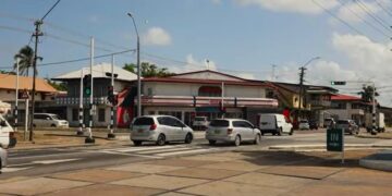 verkeerslicht 2 Het verkeerslicht op het kruispunt van de J.A. Pengelstraat – hoek Gemenelandsweg is wederom in gebruik genomen. “Het is van groot belang dat de verkeerslichten in ons land goed functioneren om zo de verkeersveiligheid te waarborgen”, zei minister Riad Nurmohamed van Openbare Werken (OW) tijdens de her-ingebruikname op dinsdag 9 april 2024.