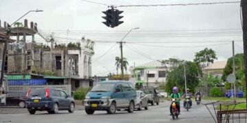 verkeerslichten 1web 1 Er is voorlopig geen geld om defecte verkeerslichten op verschillende kruispunten in Paramaribo te herstellen. Dit deelde minister Stephen Tsang van Openbare Werken en Ruimtelijke Ordening woensdag mee aan journalisten voor de aanvang van de vergadering van de raad van ministers.