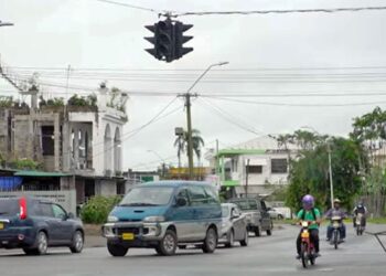 verkeerslichten 1web 4 De Verkeersveiligheidsmaand is ten einde, maar de verantwoordelijkheid op de weg stopt nooit. We kunnen de gemeenschap slechts één ding adviseren: BLIJF BEWUST EN ALERT! Verkeersveiligheid is een keuze die u elke dag maakt. Respecteer de regels, wees geduldig en denk vooruit, alleen zo maken we de wegen veiliger voor iedereen, elke dag opnieuw. Dat meldt het Verkeersveiligheidsinstituut (VVI) in haar berichtgeving.
