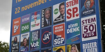 verkiezingen november 2023 shutterstock 2376215547 Te midden van een chaotisch proces van regeringsvorming groeit de roep om nieuwe verkiezingen in Nederland, waarbij kiezers hun ontevredenheid uiten over het trage vorderingsproces. Volgens een recent onderzoek uitgevoerd door het EenVandaag Opiniepanel sluiten drie op de tien deelnemers niet uit dat er nieuwe verkiezingen komen.