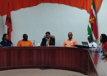 vhp verkiezing 2022 a 1 Santokhi is bezig met een nieuwe reeks modewoorden – lege hulzen en holle frasen – die niets anders is dan oude wijn in nieuwe zakken. Vroeger lazen wij in de Surinaamse kranten “pas ontpakt” hetgeen betekende nieuw binnengekomen. Zo brengt Santokhi zijn oude wijn in nieuwe zakken aan de man, pas ontpakt, nieuw binnen, maar ondertussen is het gewoon oude wijn die in nieuwe zakken zijn.