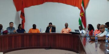 vhp verkiezing 2022 a 2. Hoorzitting en dialoog: De President houdt nu ook dialoog gesprekken. De regering houdt al 3 jaren allerlei hoorzittingen en dialoog gesprekken, maar ze doen niks met de uitkomst van de gesprekken. De vraag is waarom verschillende organisaties vaak met leiders uit de sociale elite zo naïef gedragen om keer op keer mee te doen aan een zieltjeswinnerij en aan wind-uit-de zeilen-neem gedrag. De gesprekspartners werken dus mee aan rust en zielen kopen door de regering. Dit is heel doorzichtig. Wanneer gaat dit stoppen? Iets gebeurt omdat de ander het toelaat. De sociale elite laat het toe, sterker nog werkt aan mee. Waarom mee werken aan een “poppenkast” vertoning? Waarom komt de sociale elite niet met een visie in plaats van een lijstje van problemen die voor iedereen al zichtbaar is inclusief zichtbaar voor de President. Wat ga je hem dan nog vertellen?