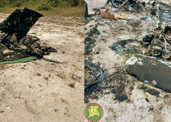 vliegtuig OM web Het Justitieel Interventie Team (JIT) heeft, samen met de Militaire Politie, een illegale landingsbaan aangetroffen in Nickerie. Het team vond op de baan een afgebrand eenmotorig vliegtuig.