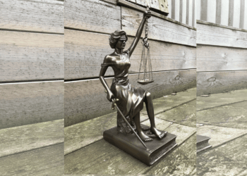 vrouwe justitia png 1 Kanton rechter Duncan Nanhoe had er behoefte aan om zelf van verdachte Andy T. te vernemen dat hij niet in de beklaagdenbank zat, omdat hij als slachtoffer van politiegeweld in het ziekenhuis wordt verpleegd.
