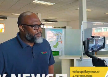 vz nimos Het Nationaal Instituut voor Milieu en Ontwikkeling in Suriname (NIMOS) is momenteel volledig stilgelegd door de Bond van Personeel bij NIMOS (BPN). Bedrijven zoals CIC, PARBO Brouwerij, VSH, Staatsolie en Zijin Mining Group kunnen geen goedkeuring en vergunning krijgen om chemische stoffen te importeren voor hun operaties. Ook in de olie- en gassector vindt er stagnatie plaats, waar certificaten van NIMOS vereist zijn.