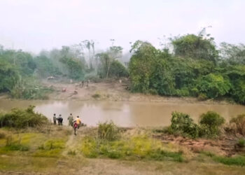 wageningen 1 web 3 Het is rond 3 uur in de middag en zitten we in de woonkamer van juffrouw Jennifer. De ventilator staat hard aan, de ramen zijn open. De rookwolken waarover men al enige tijd praat in Wageningen zijn niet echt te zien, maar je ruikt het wel. "Je hebt de hele dag last van een droge keel. Overdag valt het nu mee, maar rond de vooravond zie je dat de wazige laag van rook begint te hangen", vertelt Jennifer.