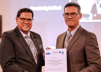 water symposium President Chandrikapersad Santokhi is eregast geweest en heeft het symposium geopend. Het staatshoofd heeft in zijn toespraak benadrukt dat integraal waterbeheer inhoudt dat we een balans weten te vinden tussen water dat nodig is voor het menselijk leven en het duurzaam beschermen van de schaarse waterbronnen op aarde voor de volgende generaties. Integraal waterbeheer zoekt volgens de regeringsleider oplossingen voor botsende belangen in de watersector. “In Suriname zal integraal waterbeheer de leidraad zijn om water als natuurlijke hulpbron in te zetten voor onze nationale ontwikkeling. Tegelijkertijd zullen we onze waterbronnen duurzaam beschermen voor de volgende generaties”, aldus het staatshoofd.