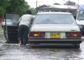 wateroverlast Vele gebieden liggen blank en het water trekt zeer langzaam weg. Het Nationaal Coördinatiecentrum voor Rampenbeheersing (NCCR) heeft de bevolking van Suriname dringend opgeroepen zich voor te bereiden op de aanhoudende zware regenval die het land momenteel teistert. Jerry Slijngard, coördinator van het NCCR, benadrukte tijdens een gesprek met de Communicatie Dienst Suriname (CDS) op 16 juli 2024 de noodzaak van voorbereiding en waakzaamheid in de komende dagen.