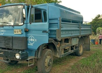 watertruck 1 Bewoners van Mariënburg in Commewijne hebben sinds enkele weken al geen water. Burgers die niet aangesloten zijn bij het netwerk van de Surinaamsche Waterleiding Maatschappij (SWM) kregen water gedistribueerd, maar de distributie is al enkele weken stopgezet. Dit deelt districtscommissaris (dc) Mohamedsafiek Radjab mee.
