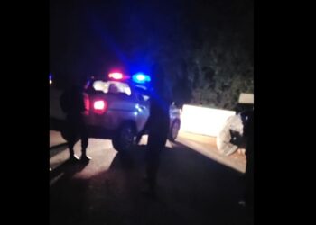 weg barricade powakka De bewoners van Powakka zijn het wachten zat op de regering omdat de beschikking van hun gekozen kapitein maar niet in orde gemaakt kan worden. Woensdagochtend rond 5 uur hebben de bewoners de weg naar het dorp gebarricadeerd.