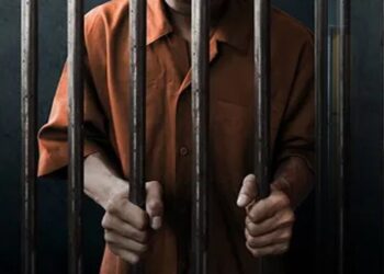 wet 10 1 23 De marktmeester (G.D.) van de Centrale Markt Paramaribo, die terechtstaat voor verkrachting van een verkoopster, heeft via tussenpersonen geprobeerd haar om te kopen om de zaak te laten vallen. Eén van de tussen personen heeft donderdag in de rechtszaal gezegd dat hij gelooft in de onschuld van zijn goede vriend en dat hij daarom op die manier heeft willen helpen hem op vrije voeten te krijgen. G.D. ontkent de verkrachting en beweert dat er sprake was van wederzijdse instemming.