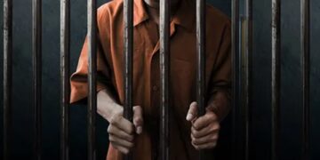 wet 10 1 8 De politie van het bureau Richelieu heeft de verdachte S.R. op zaterdag 21 oktober 2023 omstreeks 22.00 uur n.m. op heterdaad betrapt toen hij drugs en alcohol via de achterzijde van het cellenhuis probeerde binnen te smokkelen.