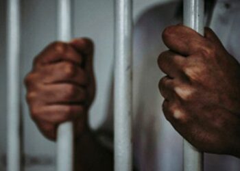 wet 13 1 21 De openbare aanklager heeft een celstraf van 3 jaar geëist tegen Roué (47) en Miquel B. (43) voor hun poging tot moord op een jeugdige mede-buurtbewoner te Geyersvlijt. Ze zouden vorig jaar gewapend met een houwer de man hebben opgezocht, zijn handpalm bijna eraf gekapt en hem daarna in elkaar geslagen.