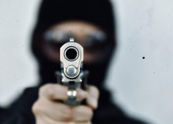 wet 15 1 4 Met behulp van de Nederlandse politie uit Amsterdam zijn er twee verdachten in beeld gebracht in de liquidatiezaak van Esso On the Run aan de Wilhelminastraat te Paramaribo. De personen D.G. (Nederlander) en C.P. (Surinaamse) zijn op zondag 5 mei 2019 om het leven gebracht bij On the Run.