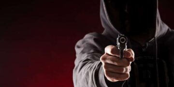 Militair schiet tiener in buikstreek