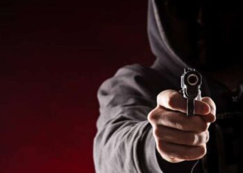 wet 20 1 7 De verdachten R.B. (40) woonachtig in de omgeving van de Adroestraat en de 41 jarige L.C. woonachtig in de omgeving van de Loksistraat, zijn op woensdag door het Regio Bijstandsteam Paramaribo (RBTP) op het Flora project aangehouden.