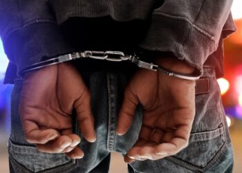 wet 21 1 12 De 33-jarige verdachte D.D. is op vrijdag 8 december 2023 door de politie van het bureau Rijsdijk in verzekering gesteld. D.D. die werkzaam is op het Commissariaat van Para, wordt ervan verdacht zich op diverse locaties binnen het ressort Rijsdijk schuldig te hebben gemaakt aan diefstal. Tegen deze verdachte zijn er een aantal aangiften ter zake gedaan.