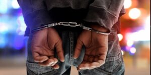 wet 21 1 24 De politie van de afdeling Surveillance Midden heeft gistermorgen tijdens het surveilleren C.R. aangehouden op verdenking van een gewapende straatroof.