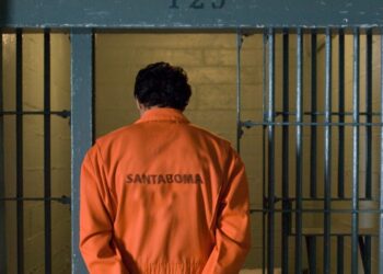 wet 9 1 16 R.B., bijgenaamd 'Bambam', is door de politie gearresteerd op verdenking van het runnen van een drugsbezorgdienst in de omgeving van Nieuw-Amsterdam, Commewijne.