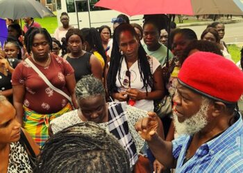 wi sa strey 5 De leerkrachten van actiegroep Wi Sa Strey, die verbonden is aan het Syndicaat voor Onderwijsgevenden in Suriname (SOS), gaan vanaf dinsdag weer normaal op school zijn. “De afspraken met de regering zijn getekend”, laat de bond in een statement weten aan de leden.