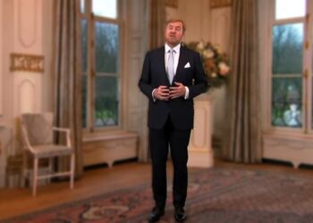 willem alexander web Koning Willem-Alexander van Nederland heeft zijn volledige steun uitgesproken aan de bevolking van Oekraïne tijdens de opening van de conferentie “Restoring Justice for Ukraine” in het World Forum in Den Haag. “Nederland zal zich blijven inzetten voor Oekraïne zolang dat nodig is”, aldus de koning op dinsdag 2 april 2024.
