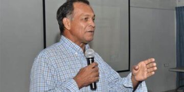 winston ramautarsing Ex-voorzitter van de Economisten van Suriname (VES), Winston Ramautarsing, is teleurgesteld in de jaarrede van president Chandrikapersad Santokhi. De econoom zegt dat de jaarrede van het staatshoofd hem liet denken aan die van 2020 en 2021. “Een heleboel herhaling zonder enige verbetering. Beloftes, maar geen enkel zicht op verbetering”, zegt de oud-voorzitter in een interview met Key News.