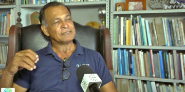 winston ramautarsing web Econoom Winston Ramautarsing uit forse bedenkingen bij de samenstelling en koers van de nieuwe regering. In gesprek met Radio Awaaz spreekt hij zijn zorgen uit over de bestuurbaarheid van Suriname onder een coalitie die uit meer dan zestien partijen bestaat. “De NDP zal het niet gemakkelijk hebben om al deze partijen op één lijn te houden”, stelt Ramautarsing.