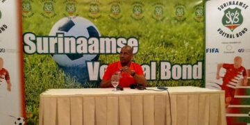 winter svb De continuïteit en ontwikkeling van de nationale mannenvoetbalselectie zal niet alleen van het diasporabeleid afhankelijk moeten zijn. Bondscoach Aron Winter benadrukte dit maandag tijdens een persconferentie in het Marriott Hotel, alwaar het nationaal team verblijft in aanloop naar de Concacaf Nations League A groep B ontmoetingen tegen Haïti (donderdag 12 oktober) en Grenada (zondag 15 oktober). Beide wedstrijden worden in het Franklin Essedstadion gespeeld.