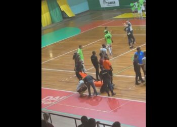 Boze speler bezorgt arbiter fikse slag bij start zaalvoetbalplay-offs