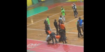 Boze speler bezorgt arbiter fikse slag bij start zaalvoetbalplay-offs