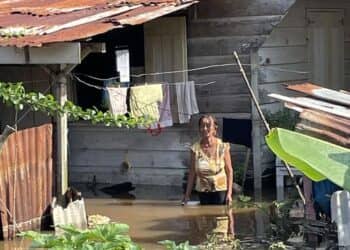 456488664 820891153559347 3911542433454896562 n e1724185682421 “Deze situatie is ontstaan door menselijk falen”, zegt districtscommissaris (dc) Mohamedsafiek Radjab over de dambreuk van Plantage Alliance, waardoor zeker zeventig gezinnen hun woningen onder water zijn komen te liggen en zij flink wat schade hebben geleden.