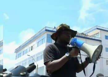 Atompai kwakoe De veiligheidsbonden zijn uitgenodigd voor een gesprek met de president. Vandaag werden ze geconfronteerd met een gesloten poort van het Politie Opleidingscentrum. Zij hebben toen hun algemene ledenvergadering verhuisd op de hoek van 't van Hogerhuystraat te Nieuwe Haven.