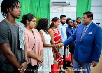 DSC 5078 Best geslaagden van het Voortgezet Onderwijs op Seniorenniveau (VOS), zijn bemoedigend toegesproken door president Chandrikapersad Santokhi.