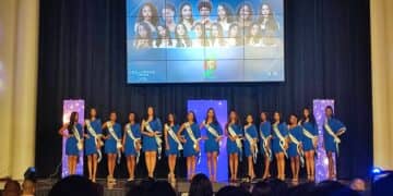 IMG 20240810 233039 Serafija Niekoop, die in 1999 voor het laatst de Miss Suriname titel heeft gekregen, mocht zaterdagavond na 25 jaar de titel eindelijk overdragen. "Suriname heeft na 25 jaar weer de licentie in handen om een Miss Suriname naar Miss Universe te sturen", zegt Jermain Tjin A Koeng, een van de motoren van Jatak Consultancy die de licentie in handen heeft.