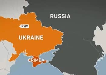 Kiev Een massale Russische luchtaanval op Oekraïense doelen heeft volgens de autoriteiten ten minste vier doden geëist. Premier Denys Sjmyhal meldde dat vijftien regio’s zijn getroffen door wat hij omschreef als een “enorme” aanval. In Kiev hoorden journalisten meerdere explosies, vermoedelijk veroorzaakt door het Oekraïense luchtafweersysteem. Bewoners zochten dekking in metrostations.