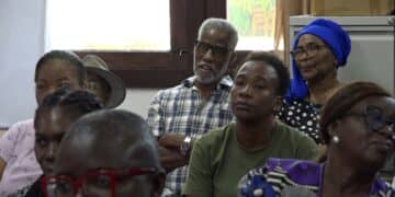 Lezing De Saamaka stam bestaat uit een bundeling van de verschillende lo's die de gevluchte tot slaafgemaakten hebben gevormd in de periode tussen 1680 en 1762. Dit was een van de markante bevindingen van inleider Thanya Fonkel, gisteren tijdens een lezing over de invloed van het lo-systeem op de sociaal- economische ontwikkeling van de Saamaka gemeenschap. De lezing zal ze houden na haar afstuderen begin deze maand aan de faculteit Humaniora van de Anton de Kom universiteit van Suriname. De wetenschapper van de studierichting geschiedenis stelt dat elke lo zich volgens een bepaalde ideologie heeft weten te ontwikkelen tot wat het nu is. De inleider geeft verder aan dat het doorslaggevend is wanneer verschillende lo’s een gedeelde historische ontwikkeling hebben meegemaakt. Ze stelt dat de zeden en gewoontes binnen de Dombi lo  tot heden gerespecteerd en hoog gehouden worden door de leden van zo een groep, maar ook mensen die in aanraking komen met deze personen. Momenteel is hoofdkapitein Wanze Eduards de leider van de Dombi Lo. Fonkel presenteerde de resultaten van haar onderzoek die een blik geeft van het reilen en zeilen binnen de lö. “De basis van een grondgebied, groepsgrootte en sterke besluitvorming zijn verder gevormd vanuit het Matrilineair systeem. Dit is het systeem van afstammingsbepaling waarbij de dochter of zoon lid wordt van de afstammingsgroep van de moeder. Hierbij behoud elke lö haar identiteit”, stelt de wetenschapper. Ze geeft ook aan dat deze basisfactoren niet bij elke lo sterk aanwezig waren. “Dit leidde tot onderlinge samenwerking of afhankelijkheidsrelaties tussen lo’s.” De lo’s hebben ook materieel en immaterieel erfgoed opgebouwd die nu goed gebruikt kunnen worden voor de productie van goederen en diensten. In de context van marron gemeenschappen in Suriname, verwijst een “lö” naar een afstammingsgroep of familiegroep. Deze groepen vormen de basis van de sociale structuur binnen de marrongemeenschappen. Het onderzoek van Fonkel is bijzonder voor de Surinaamse, maar vooral voor de marrongemeenschap, groepen en Lö’s. Ze studeerde af met een 9 voor haar onderzoek.