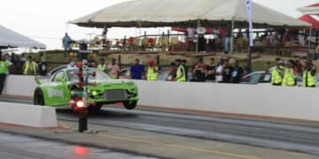 Michel Namchand tijdens de eerste Drag Wars in Guyana bij de startblokken 1 De derde editie van de Guyanese Drag Wars 3 staan voor de deur en zullen een zwaar spektakel worden voor de Surinaamse delegatie die zal participeren aan de dragracing wedstrijden in Guyana.