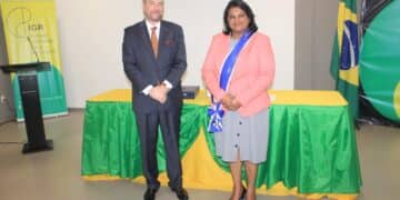 Minister Mathoera ontvangt Grand Cross of the Order of Rio Branco1 Minister Krishna Mathoera van Defensie heeft op 20 augustus jl. The Grand Cross of The Order of Rio Branco, uit Brazilië, toegekend gekregen. Het evenement vond plaats op het hoofdkantoor van het Instituto Guimarães Rosa (IGR) Paramaribo.