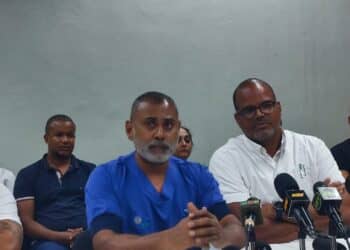 Navin Ramdhani hoofd ICU “De IC draait normaal met vijftien tot achttien bedden, maar we draaien nu op acht bedden. Soms nemen we twee noodbedden erbij en dat maakt tien bedden”, zei hoofd Navin Ramdhani van de IC-afdeling van het Academisch Ziekenhuis Paramaribo (AZP) dinsdag tijdens een persconferentie.